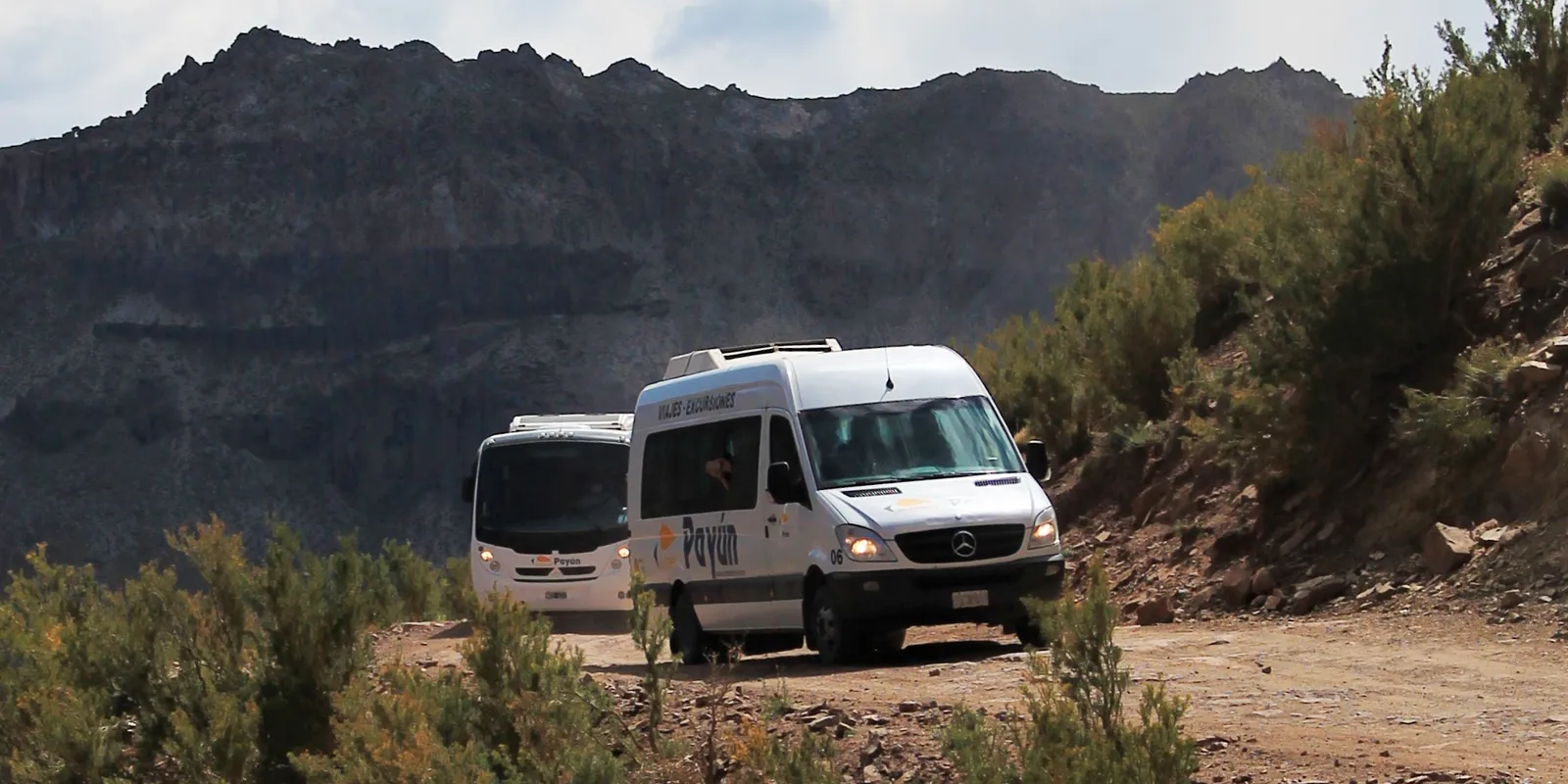 Unidades de Expreso Payún circulando por caminos de montaña en Malargüe, Mendoza