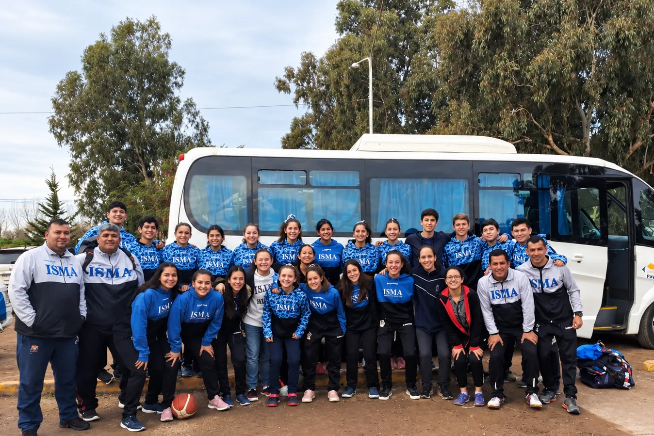 Grupo institucional junto a una unidad de Expreso Payún
