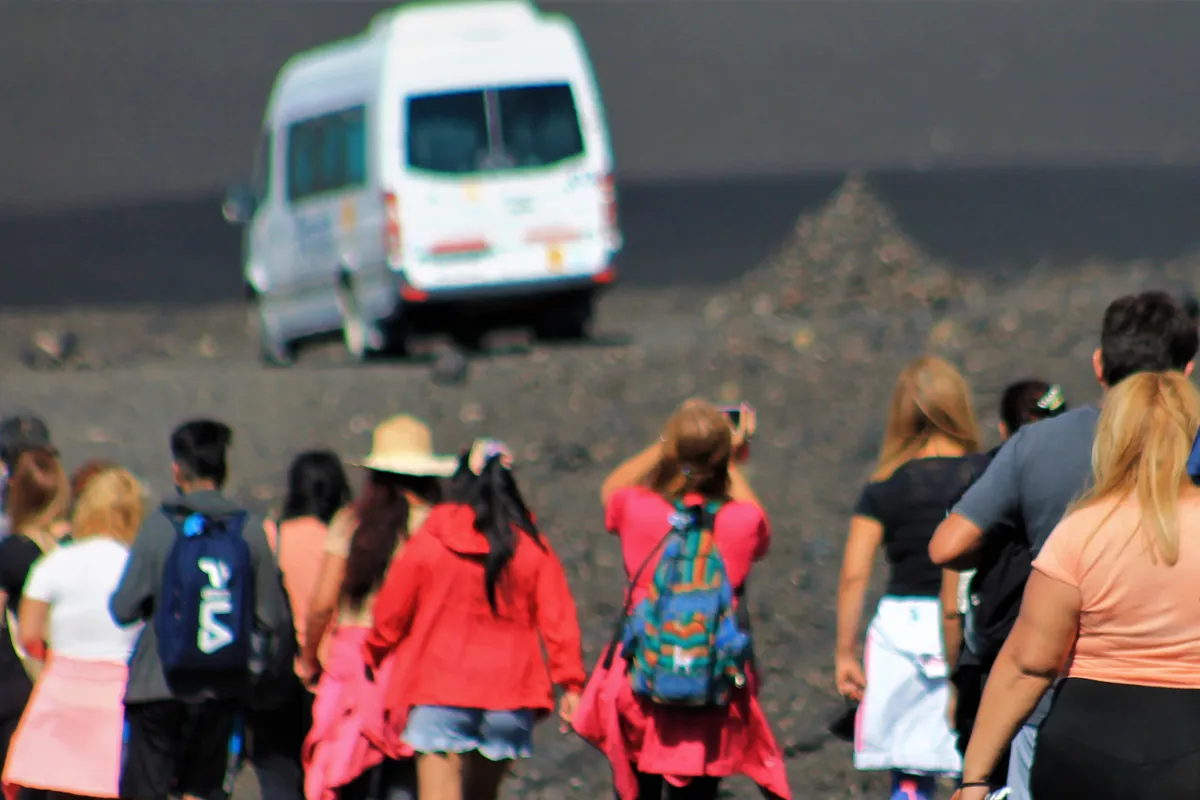 Contingente de pasajeros durante una excursión con Expreso Payún